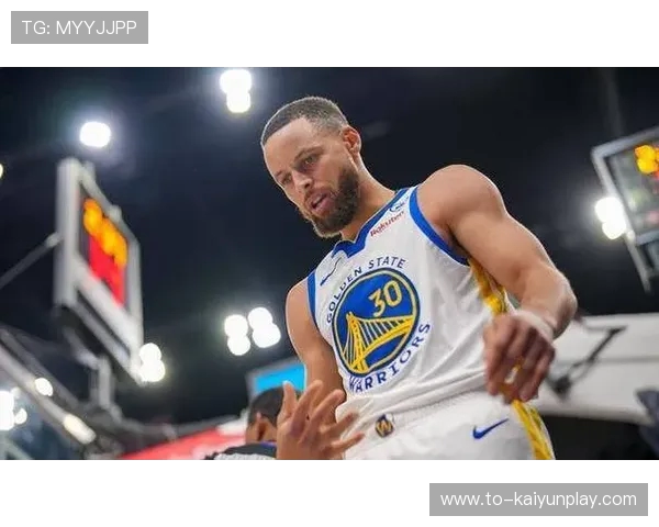库里荣获2025年NBA最佳球员奖创历史新篇章引发篮球界热议